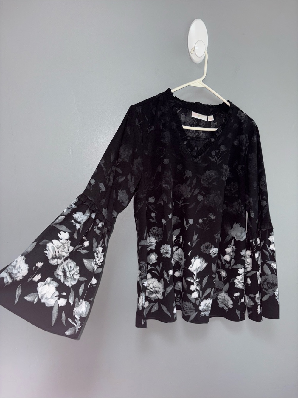 Belle by Kim‎ Gravel Black Gray White Floral V-Neck Bell Sleeve Flowy Top Size M - Picture 2 of 6